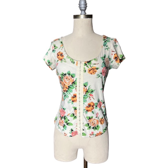 Kimchi Blue Hook and Eye Front Floral Tee size M - Picture 2 of 14